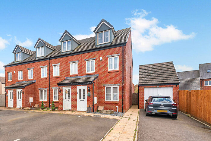 3 Bedroom Terraced House For Sale In De La Warr Drive, Banbury - No Onward Chain, OX16