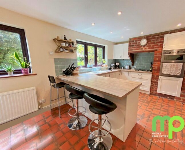4 Bedroom Detached House For Sale In Norwich Road, Besthorpe, NR17