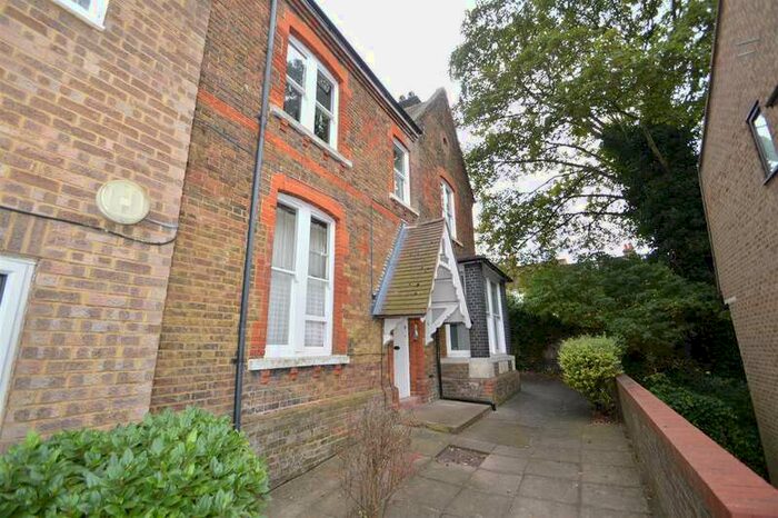 1 Bedroom Flat To Rent In Berkeley Mount, Old Road, Chatham, ME4