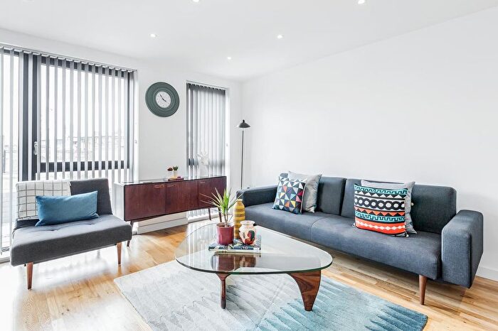2 Bedroom Flat To Rent In Old Castle Street, Aldgate, London, E1