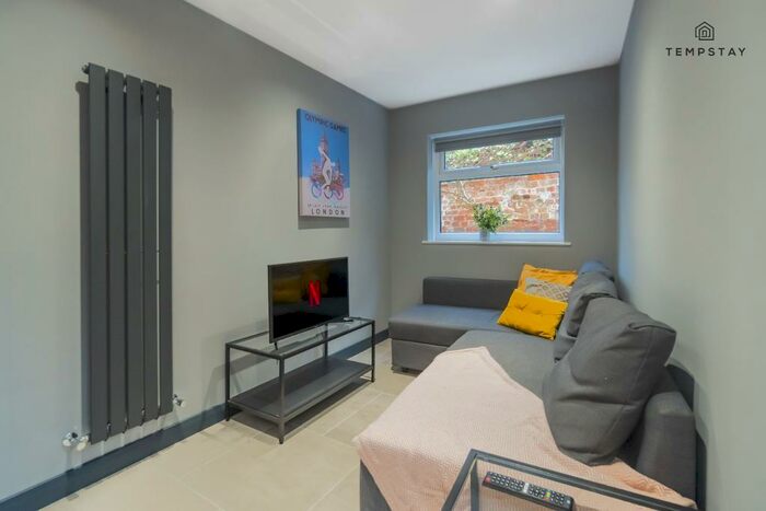 1 Bedroom Flat To Rent In , High Street, Burnham, SL1