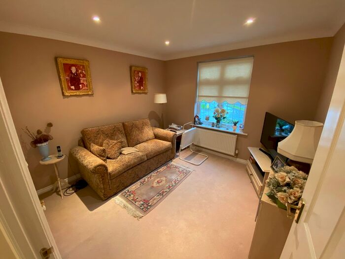 3 Bedroom Flat To Rent In Aldenham Road, Bushey, WD23