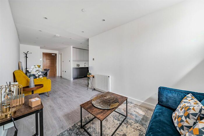 1 Bedroom Flat For Sale In Addlestone, Surrey, KT15