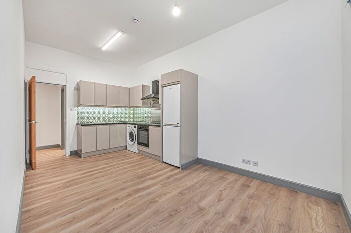 2 Bedroom Flat To Rent In Clapham Park Road, London, SW4