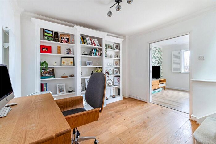 4 Bedroom Detached House For Sale In Grove End Road, Farnham, Surrey, GU9