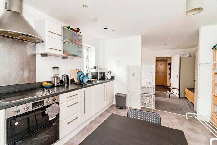 1 Bedroom Flat For Sale In Lower Canal Walk, Southampton, SO14