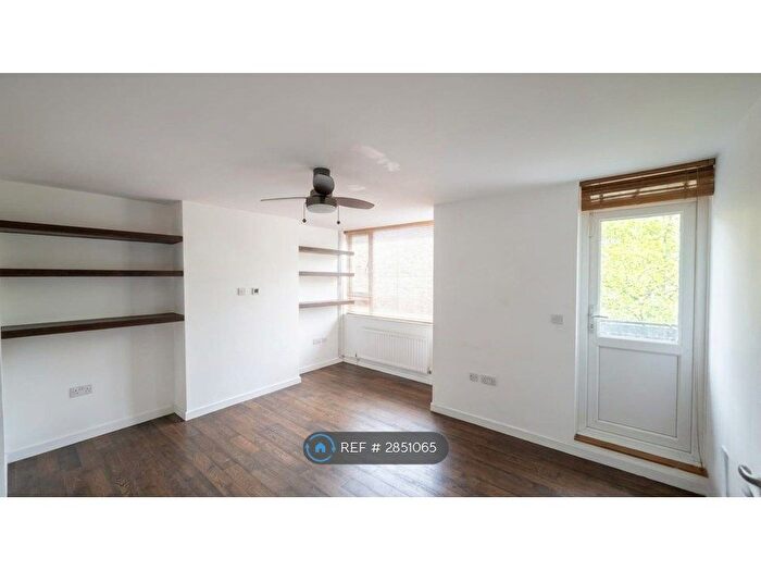 2 Bedroom Maisonette To Rent In Buxton Court, Old Street, N1