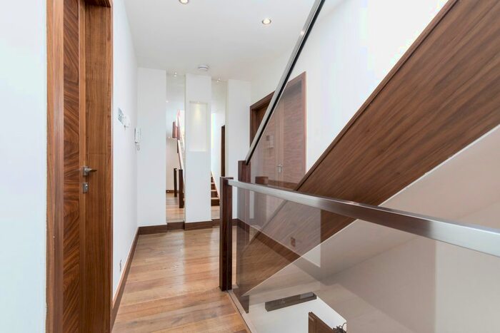 4 Bedroom Town House To Rent In Abbotsbury Close, London, W14