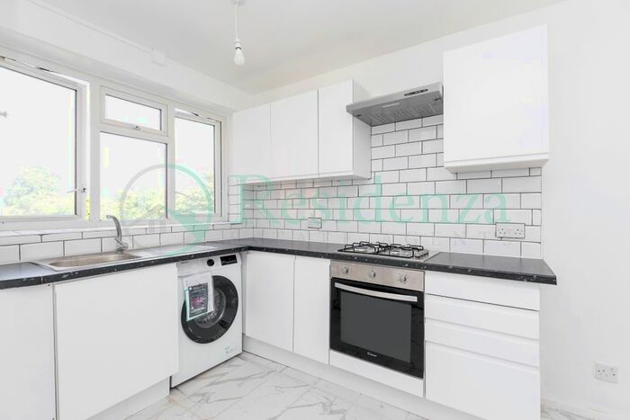 3 Bedroom Flat To Rent In Hazelhurst Road, Tooting, SW17