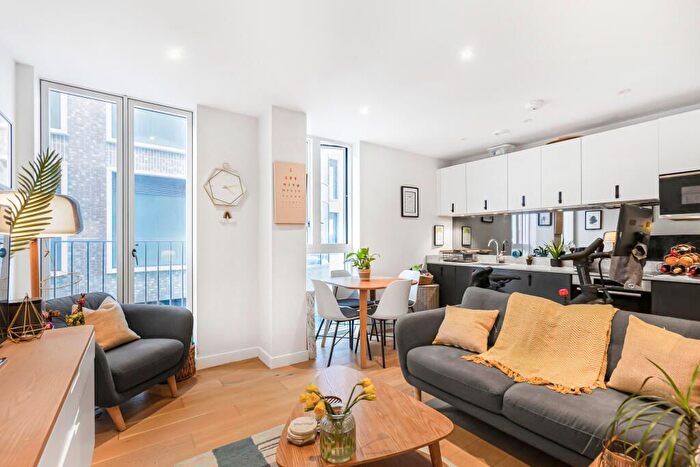 1 Bedroom Flat For Sale In Civic Close, St Albans, AL1