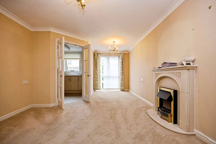 2 Bedroom Flat For Sale In Kingsley Court, Aldershot, GU11