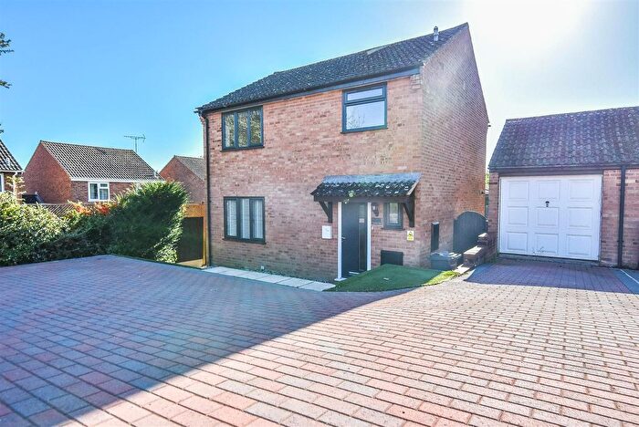 3 Bedroom Detached House For Sale In Manor Avenue, Cam, GL11
