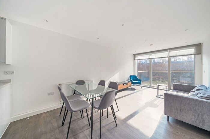 3 Bedroom Flat To Rent In Propeller Crescent, Croydon, CR0