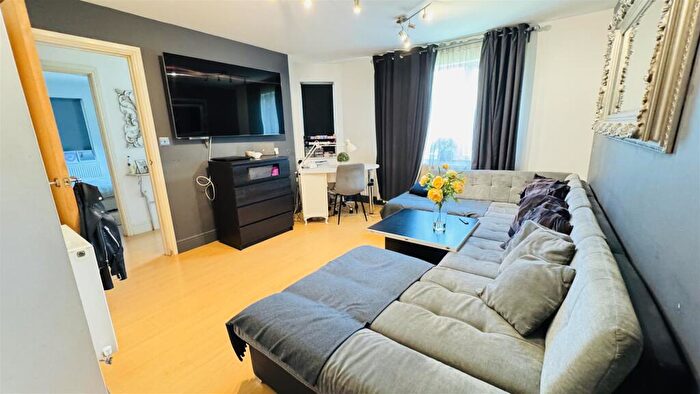 2 Bedroom Apartment For Sale In Edgwarebury Gardens, Edgware, HA8