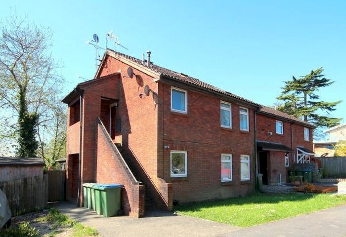 1 Bedroom Flat To Rent In Kingslea, Horsham, RH13