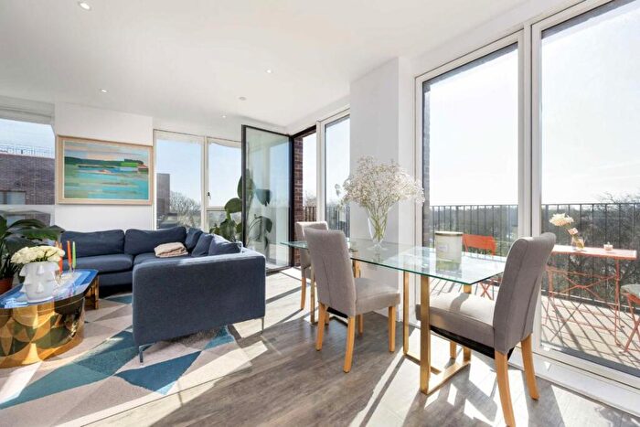 2 Bedroom Flat For Sale In Clapton Common, Clapton, E5