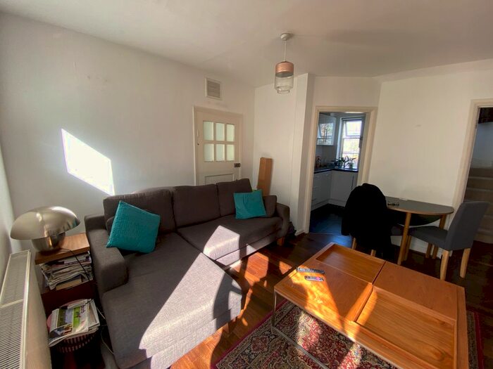 3 Bedroom Cottage To Rent In Creswick Road, Hampstead Garden Suburb, NW11