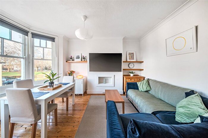 2 Bedroom Flat For Sale In Frobisher Road, London, N8