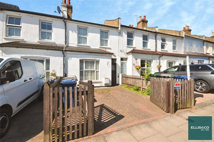 2 Bedroom House For Sale In Long Lane, Finchley, N3