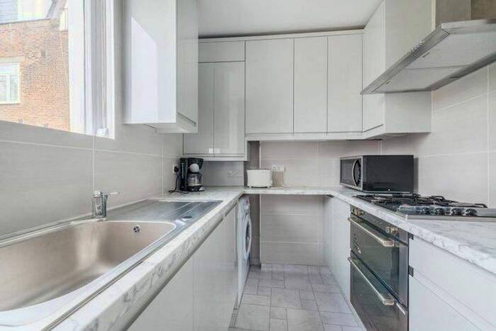 2 Bedroom Flat To Rent In Elgin Crescent, Notting Hill, London, W11