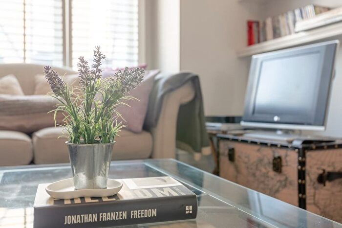 1 Bedroom Flat To Rent In Raised Ground Floor Flat, Queenstown Road, London, SW8