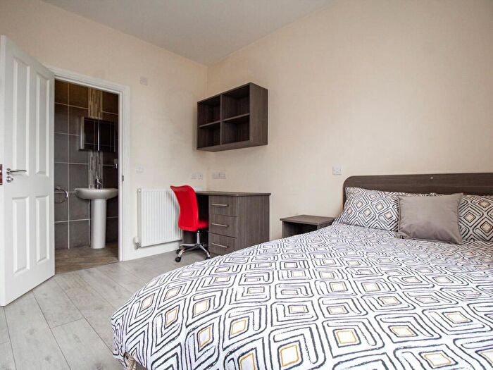 Apartment To Rent In Apt, Clarendon Road #, LS2