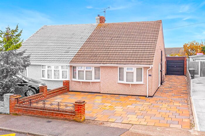 2 Bedroom Bungalow For Sale In Torquay Close, Rayleigh, SS6