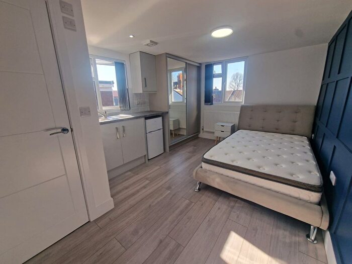 1 Bedroom Studio To Rent In Room, Francis Street, Luton, Bedfordshire, LU1