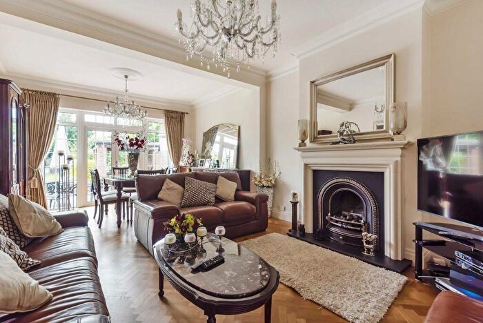 6 Bedroom Semi-Detached House To Rent In Cat Hill, Barnet, North London, EN4