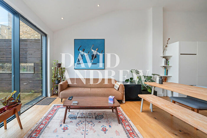 3 Bedroom Flat To Rent In Gloucester Drive, N4