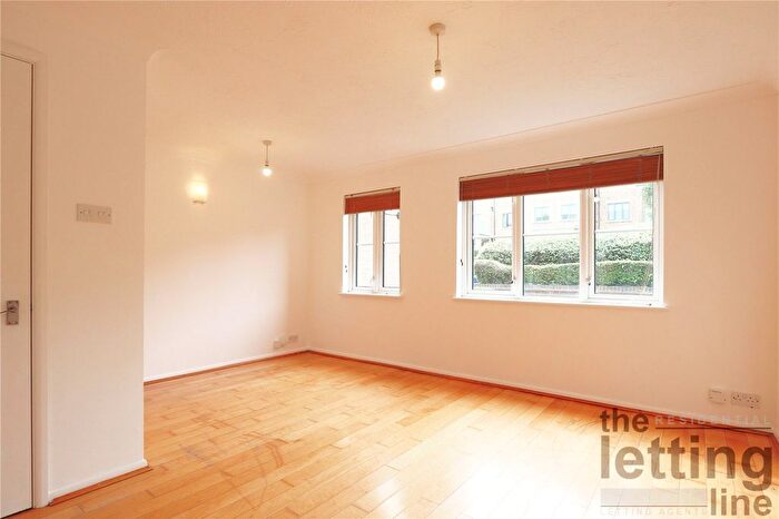 2 Bedroom Flat To Rent In Waverley Road, Enfield, Middlesex, EN2