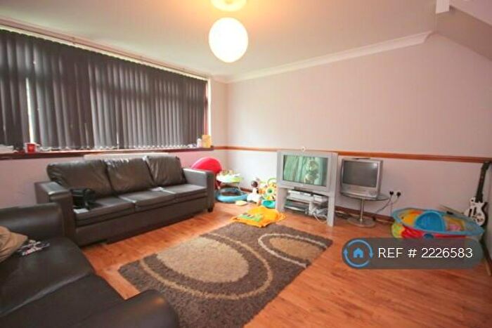 3 Bedroom Flat To Rent In Balman House Rotherhithe New Road, London, SE16