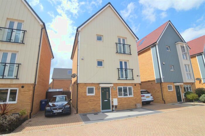 5 Bedroom Detached House To Rent In Barnmead Meadow, Grays, RM16