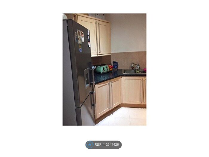 2 Bedroom Flat To Rent In Trade Tower, London, SW11