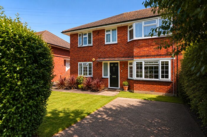 2 Bedroom Ground Maisonette For Sale In King Henrys Drive, New Addington, Croydon, CR0