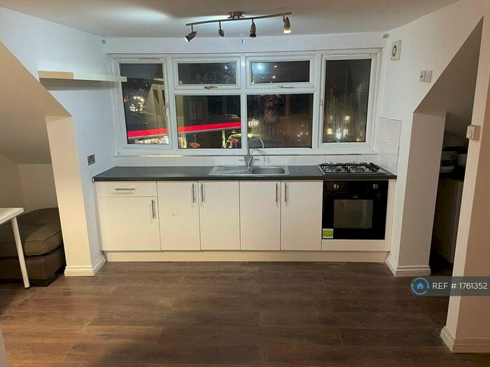 Studio To Rent In London, London, NW7