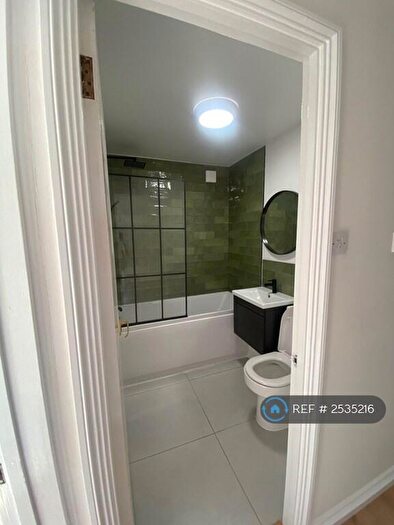 2 Bedroom Flat To Rent In Parry Drive, Weybridge, KT13