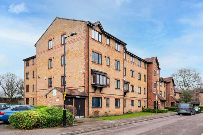 2 Bedroom Flat To Rent In John Maurice Close, Elephant And Castle, London, SE17