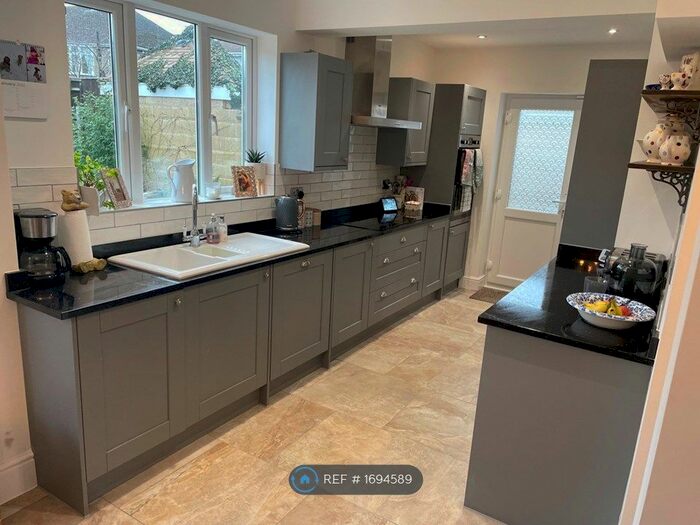 4 Bedroom Detached House To Rent In Corby Avenue, Swindon, SN3