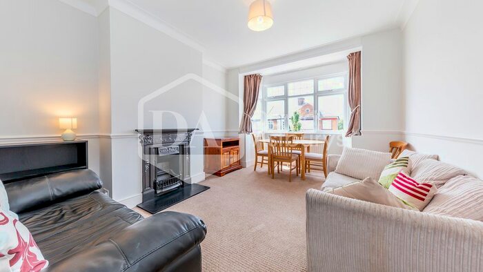 2 Bedroom Flat To Rent In Stirling Road, Wood Green, London, N22