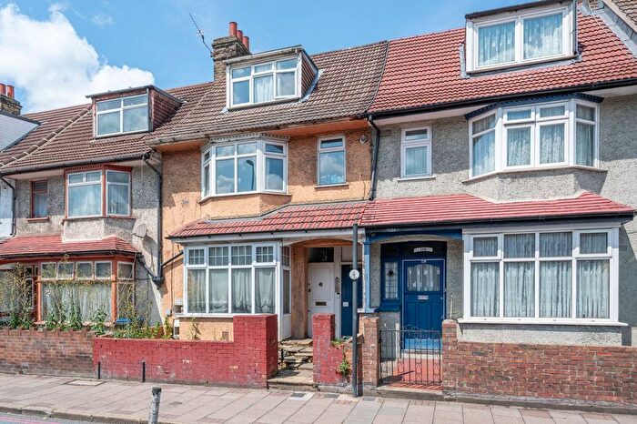 2 Bedroom Flat To Rent In High Street, Colliers Wood, London, SW19