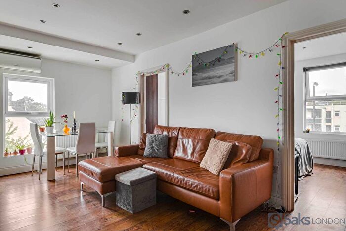 3 Bedroom Flat To Rent In Ritherdon Road, Tooting Bec, London, SW17