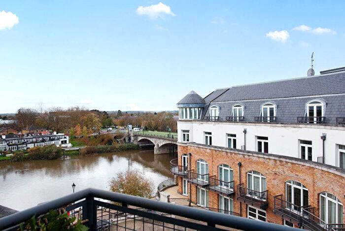 1 Bedroom Flat For Sale In Clarence Street, Staines, Surrey, TW18