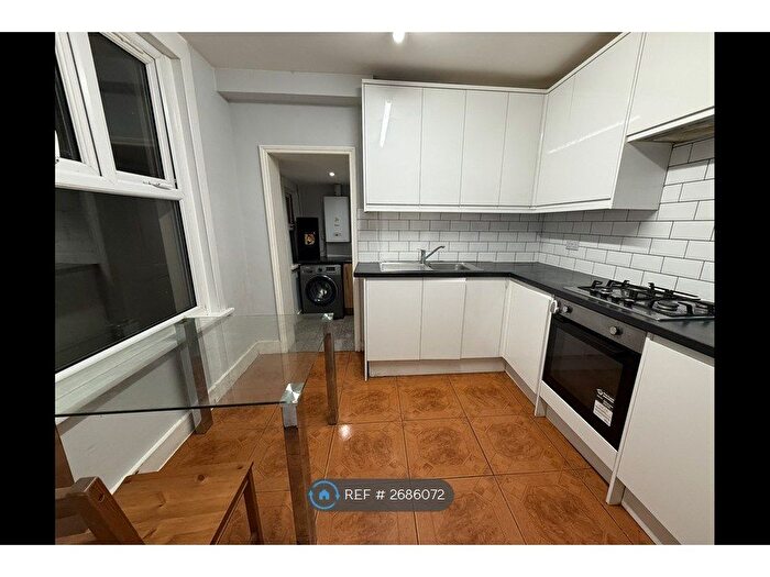 3 Bedroom Semi Detached House To Rent In Whitehorse Road, Croydon, CR0