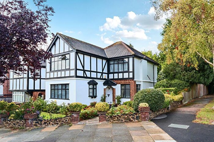 4 Bedroom Detached House For Sale In Cedar Rise, Southgate, London, N14