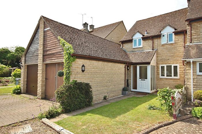 3 Bedroom Semi-detached House For Sale In Floreys Close, Hailey, OX29