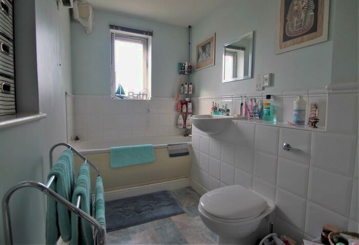 2 Bedroom Flat To Rent In Russell Quay, Gravesend, DA11