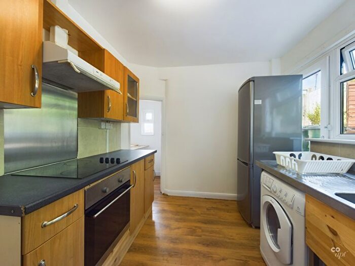 1 Bedroom Flat To Rent In Hillside Way, Bevendean, Brighton, BN2