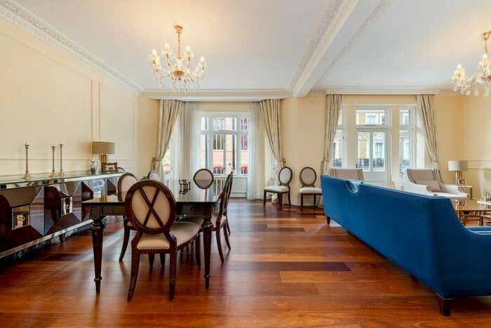 3 Bedroom Flat To Rent In Holland Park Gardens, London, W14