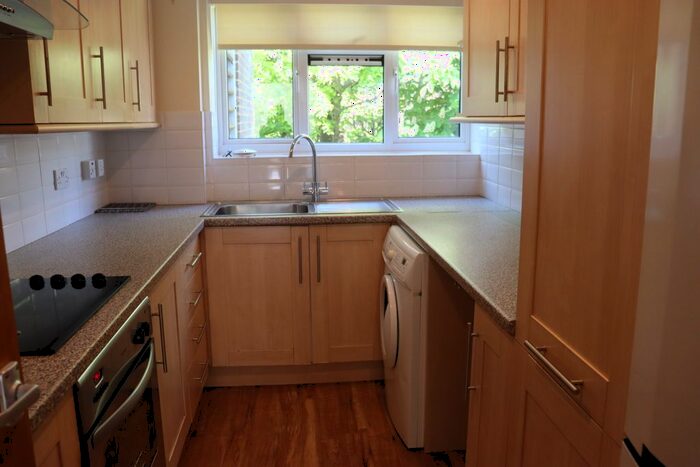 2 Bedroom Flat To Rent In Little Bookham Street, Leatherhead, KT23